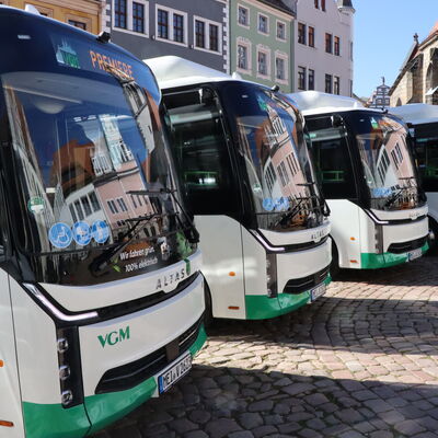 Elektrobusse auf dem Marktplatz in Mei&szlig;en